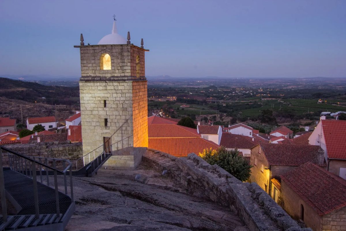 Torre do relógio de Castelo Novo ao anoitecer